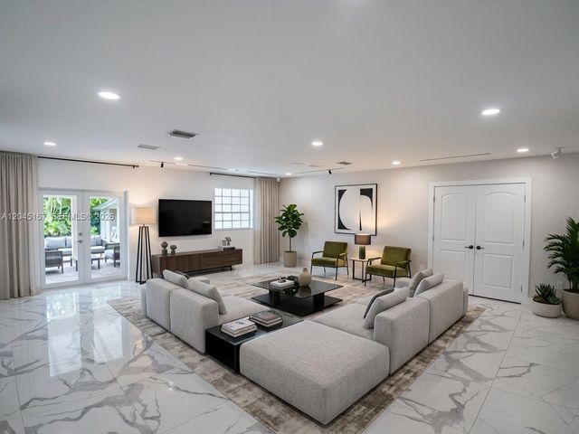 8240 SW 38th St, Miami, FL 33155