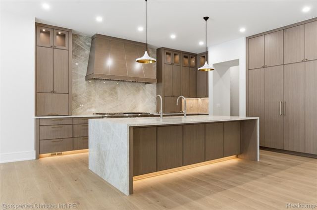 1551 LAKESIDE Drive, Birmingham, MI 48009