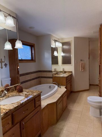 340 S Owasso Boulevard W, Roseville, MN 55113