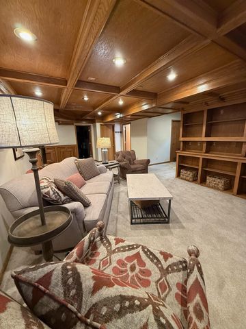 340 S Owasso Boulevard W, Roseville, MN 55113