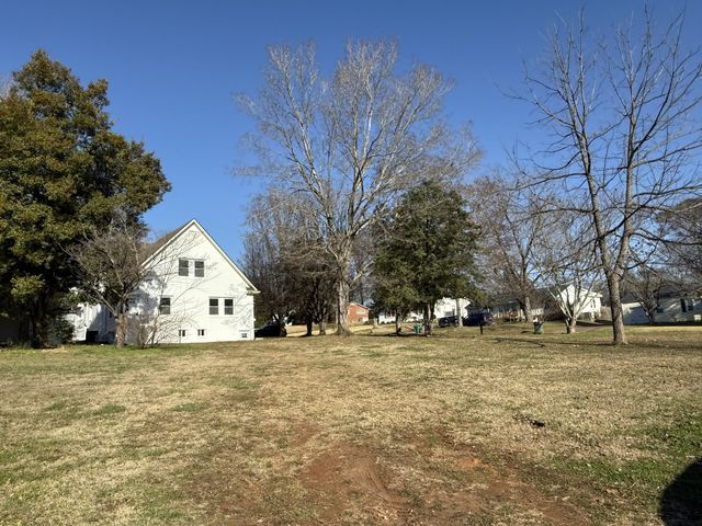 103 Springer Dr, Lawrenceburg, TN 38464