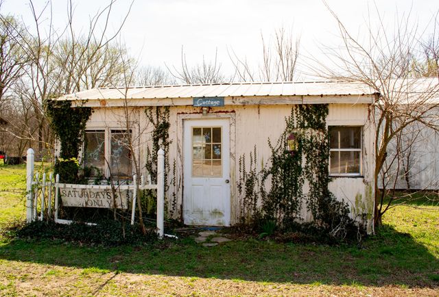 236 State Route Y, Arcola, MO 65603