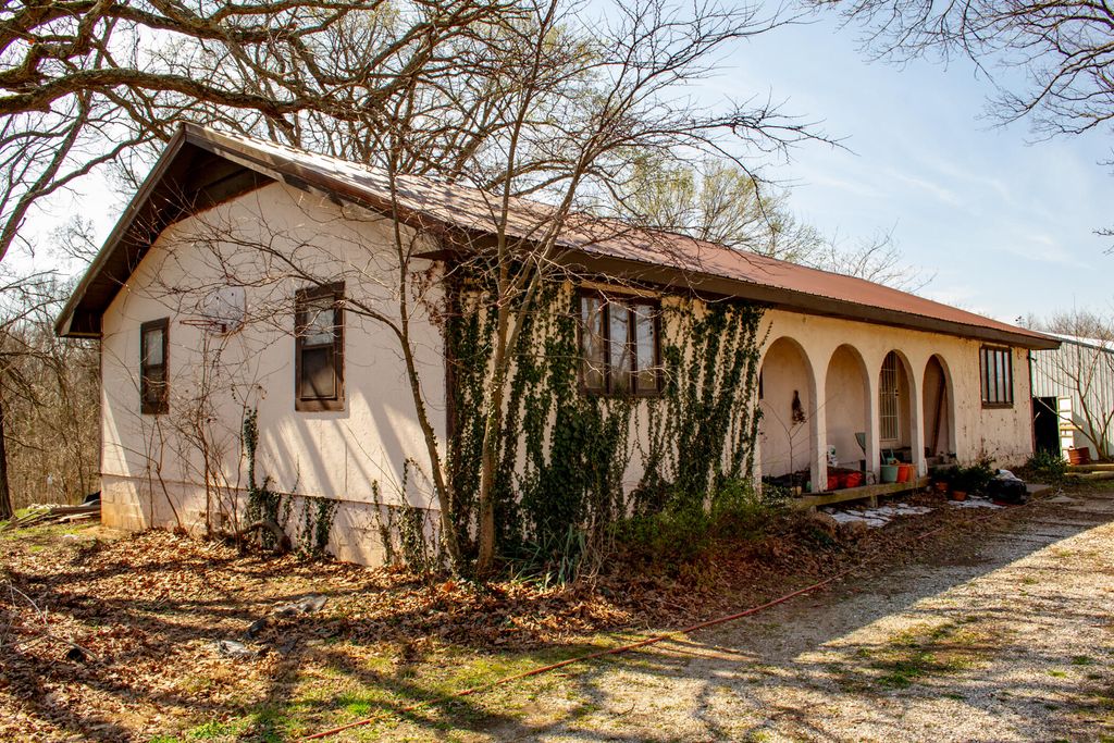 236 State Route Y, Arcola, MO 65603