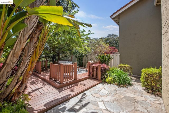 43 Turtle Creek St, Oakland, CA 94605