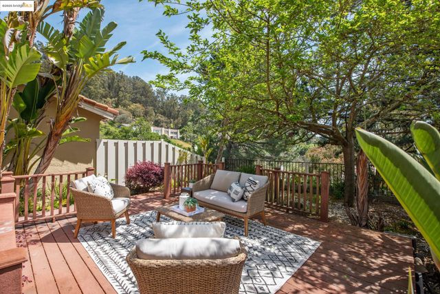 43 Turtle Creek St, Oakland, CA 94605