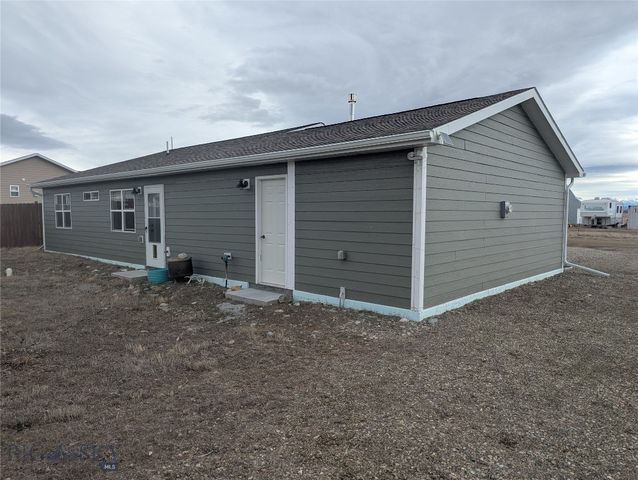 305 Lathrop Street W, Clyde Park, MT 59018