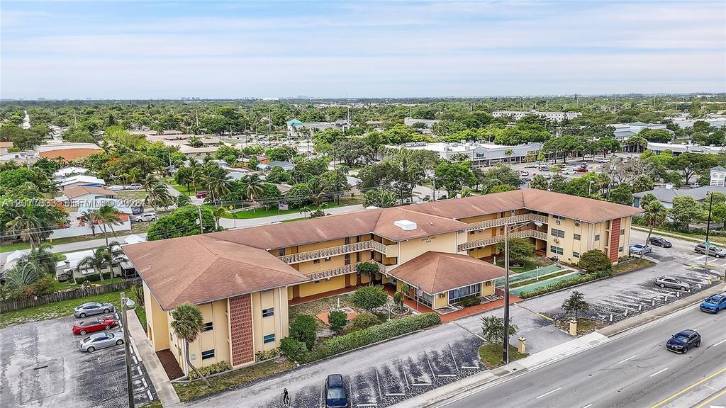 1050 E Sample Road 309, Pompano Beach, FL 33064