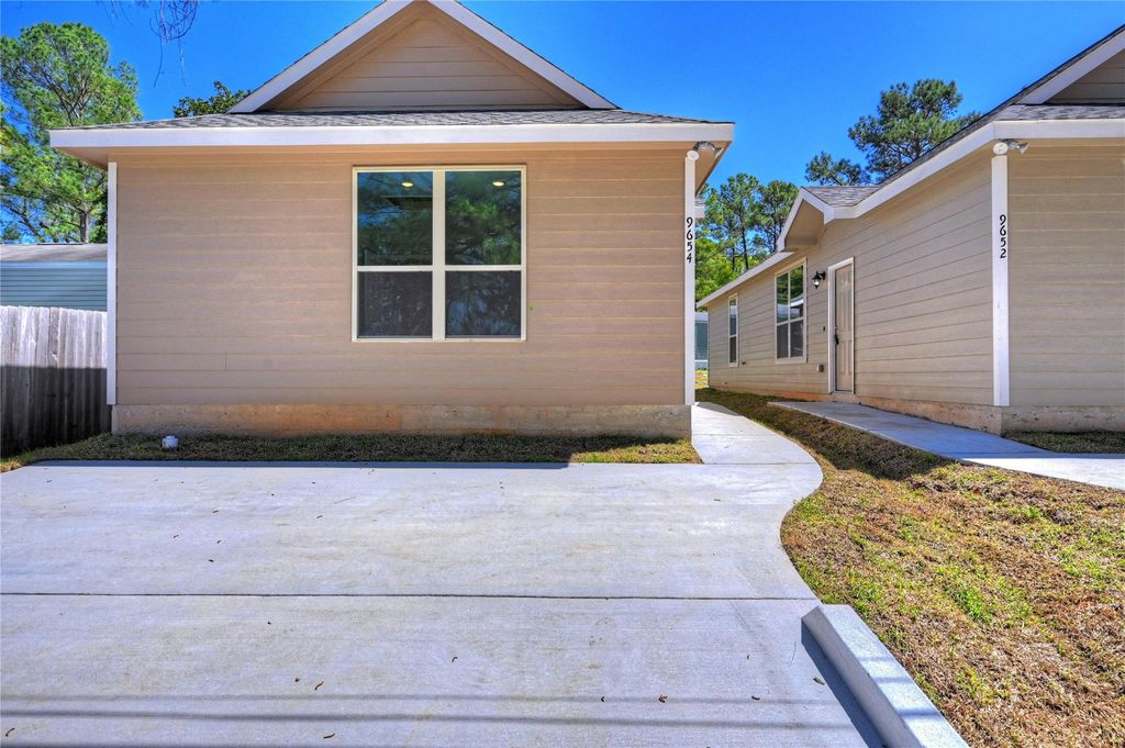 11779 White Cedar, Willis, TX 77318