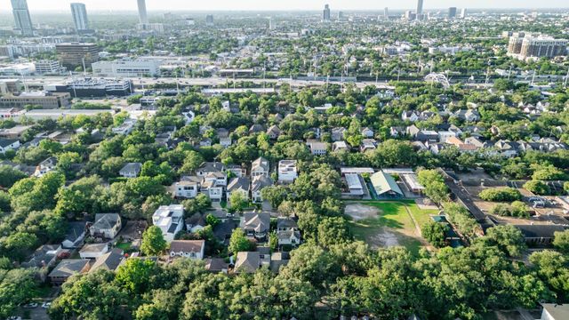 2042 Bissonnet Street, Houston, TX 77005