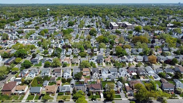 233 Collins Avenue, Williston Park, NY 11596