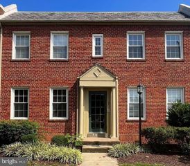 7 RUSSELL RD #A, Alexandria, VA 22301