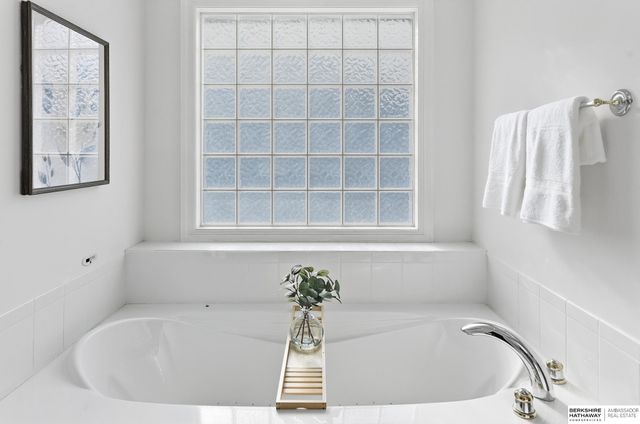 113 Shoreline Drive, Carter Lake, IA 51510