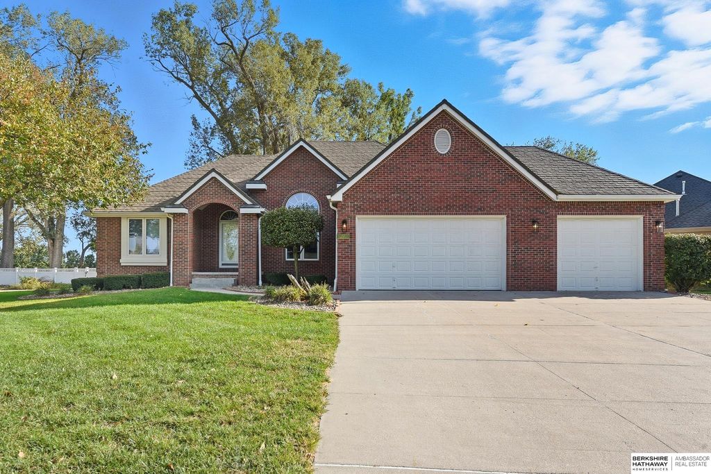 113 Shoreline Drive, Carter Lake, IA 51510