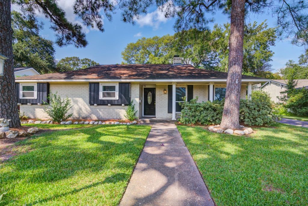 18222 Point Lookout Drive, Houston, TX 77058