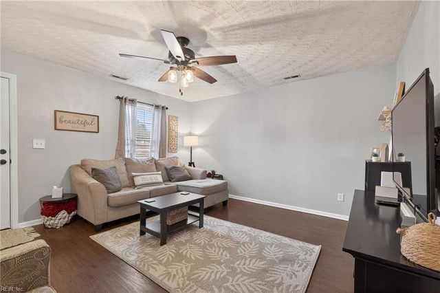 725 Providence RD, Chesapeake, VA 23325
