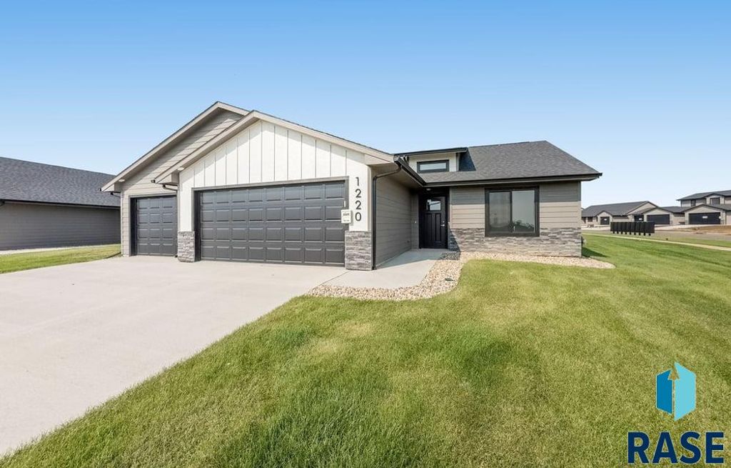 1220 E Dutch St Street, Tea, SD 57064