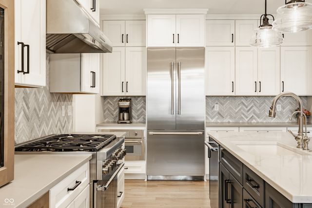 8095 Melbourne Place, Zionsville, IN 46077