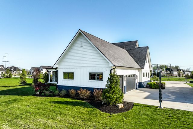 8095 Melbourne Place, Zionsville, IN 46077