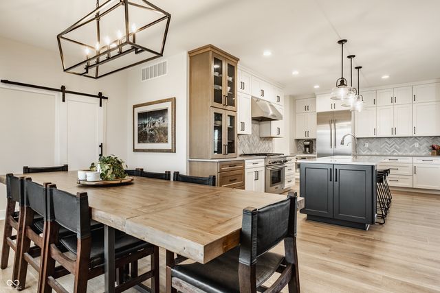 8095 Melbourne Place, Zionsville, IN 46077