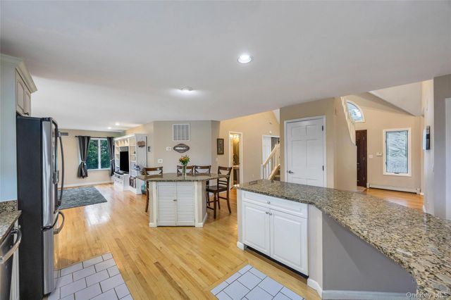 275 S Gillette Avenue, Bayport, NY 11705
