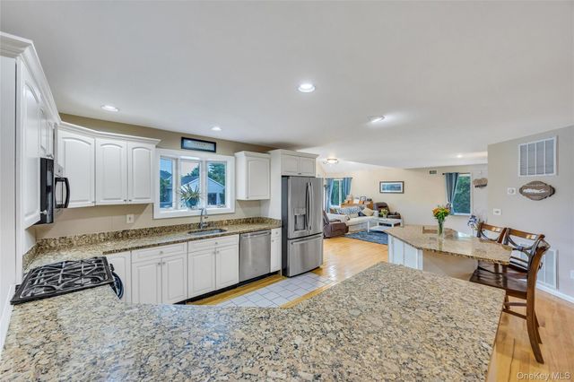 275 S Gillette Avenue, Bayport, NY 11705