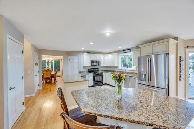 275 S Gillette Avenue, Bayport, NY 11705