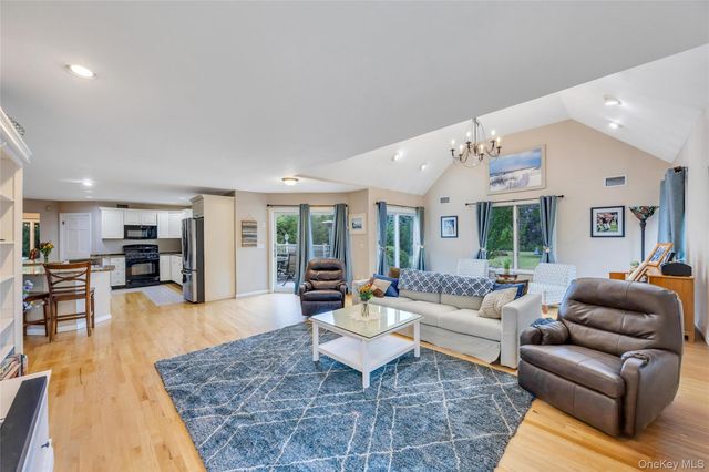 275 S Gillette Avenue, Bayport, NY 11705