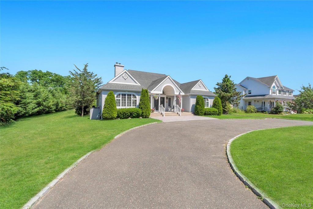 275 S Gillette Avenue, Bayport, NY 11705