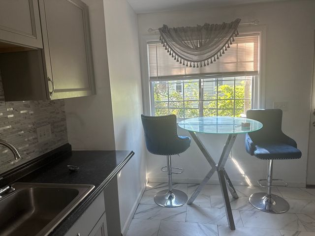 14 Woodlawn 2, Springfield, MA 01108