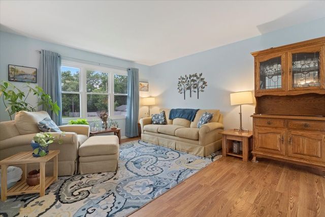 424 E Shorewood Road, Round Lake Beach, IL 60073