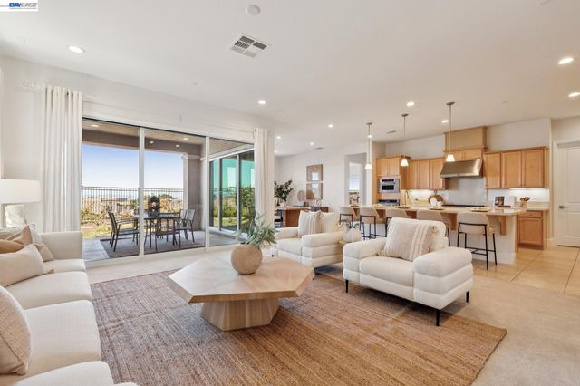 5 Stirling Way, Hayward, CA 94542
