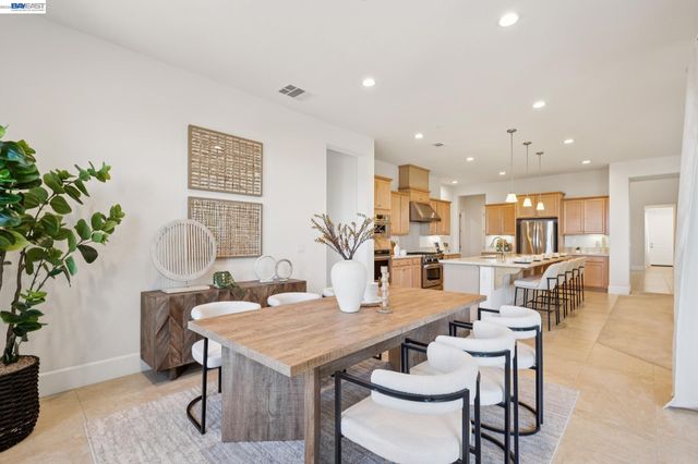 5 Stirling Way, Hayward, CA 94542