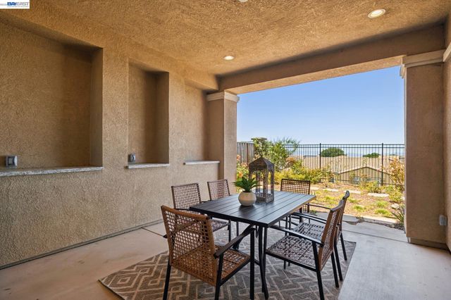 5 Stirling Way, Hayward, CA 94542