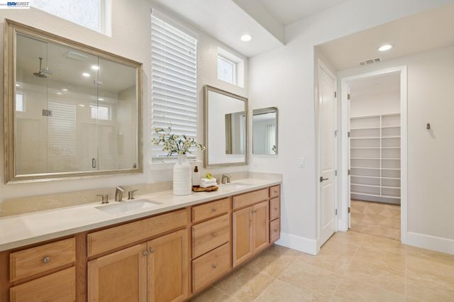 5 Stirling Way, Hayward, CA 94542