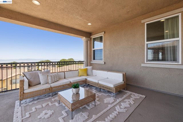5 Stirling Way, Hayward, CA 94542