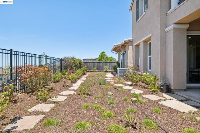 5 Stirling Way, Hayward, CA 94542