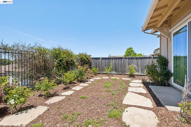 5 Stirling Way, Hayward, CA 94542