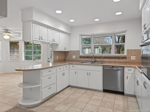 8718 Midcrown, Windcrest, TX 78239