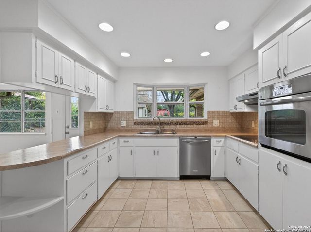 8718 Midcrown, Windcrest, TX 78239