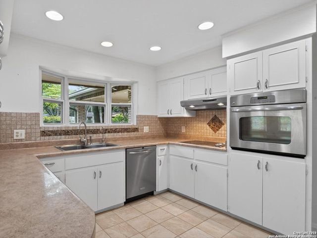 8718 Midcrown, Windcrest, TX 78239