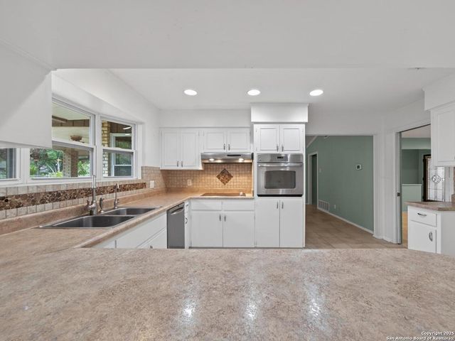 8718 Midcrown, Windcrest, TX 78239