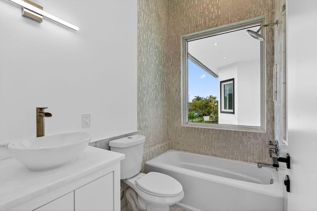 2641 NE 48th Street, Lighthouse Point, FL 33064