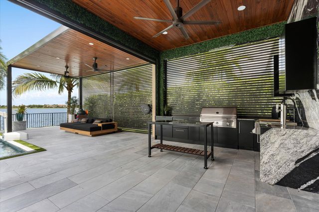 8590 W PARKLAND BAY Trail, Parkland, FL 33076