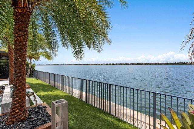 8590 W PARKLAND BAY Trail, Parkland, FL 33076