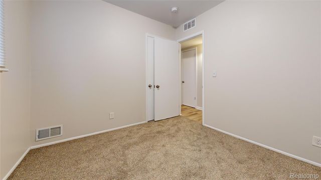 87 W Barrett Avenue, Madison Heights, MI 48071