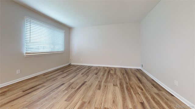 87 W Barrett Avenue, Madison Heights, MI 48071