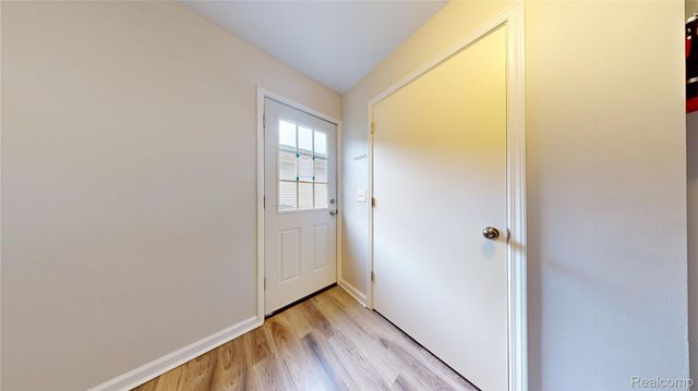 87 W Barrett Avenue, Madison Heights, MI 48071