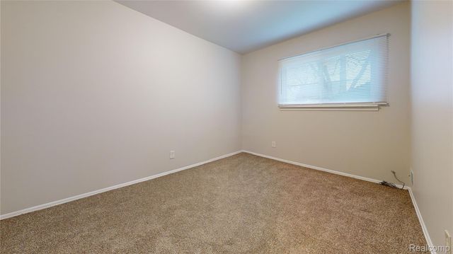 87 W Barrett Avenue, Madison Heights, MI 48071