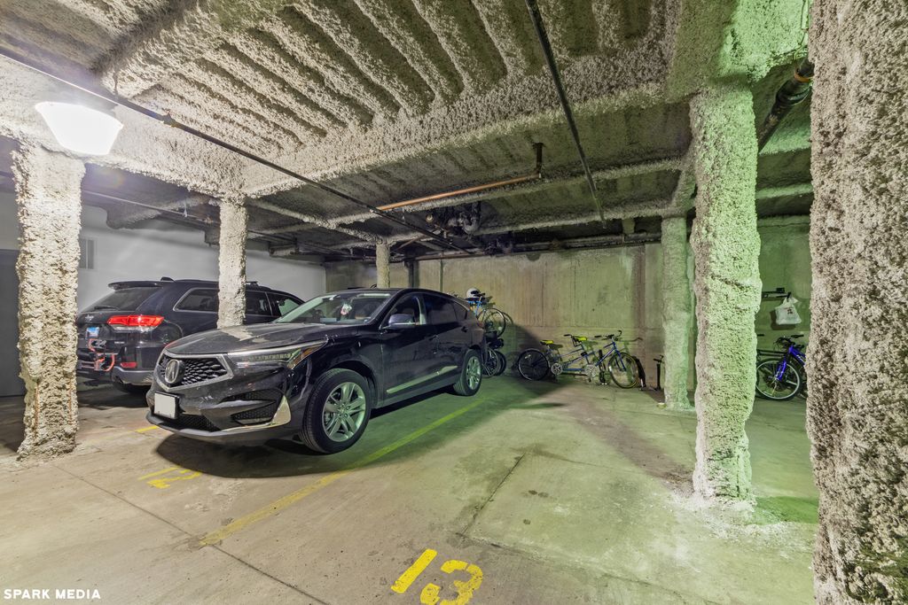 1215 W Gunnison Street P-13, Chicago, IL 60640