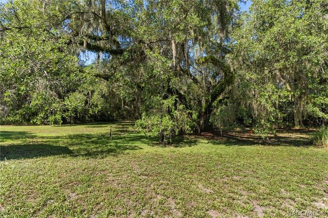 8668 N Elmtree Avenue, Crystal River, FL 34428